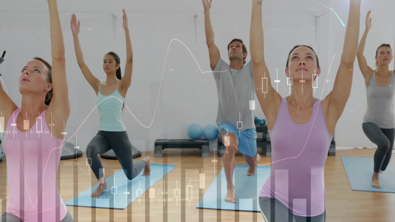 Lezione di fitness: su indicazione dell'istruttore, si alza il ginocchio, si fa un passo e ci si bilancia, mentre barre finanziarie si sovrappongono a tappetini blu