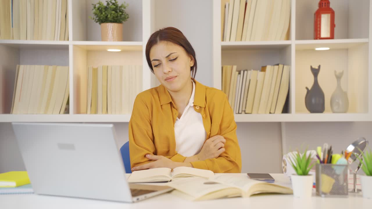 관절 통증이 있는 여성 학생은 피곤하고 느슨합니다.