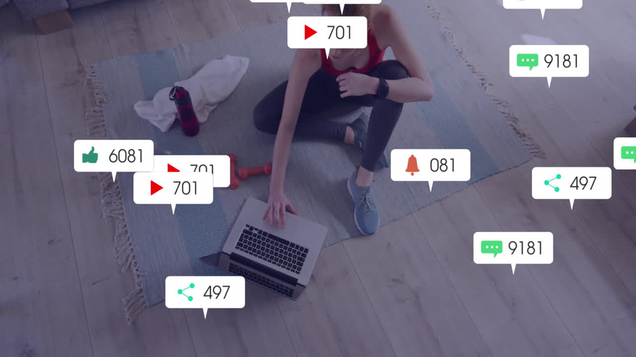 animación de iconos de redes sociales con números sobre mujer caucásica usando portátil.