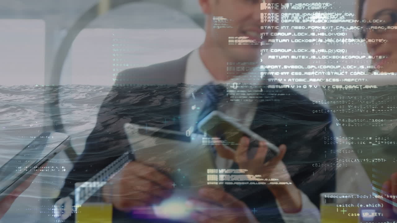 animación del procesamiento de datos sobre diversas personas de negocios que utilizan teléfonos inteligentes y tabletas