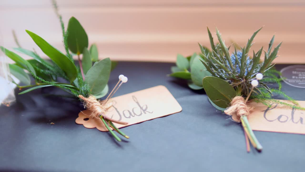 Knaphulsblomster til bryllup før ceremonien.