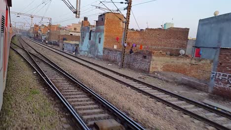 Tren-De-Pasajeros-Que-Circula-Por-La-Vía-Cruzando-La-Ciudad-Por-La-Mañana-El-Video-Se-Toma-En-La-Estación-De-Tren-De-Nueva-Delhi-El-04-De-Agosto-De-2022