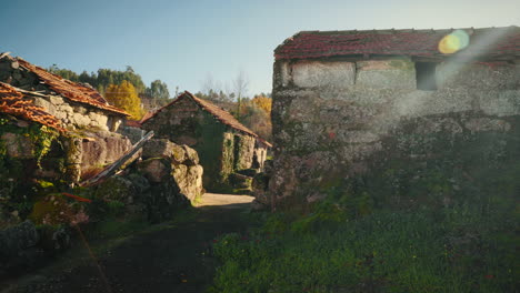 Calle-Tradicional-Con-Casas-De-Piedra-Abandonadas-En-Un-Pueblo-Rural-Portugués