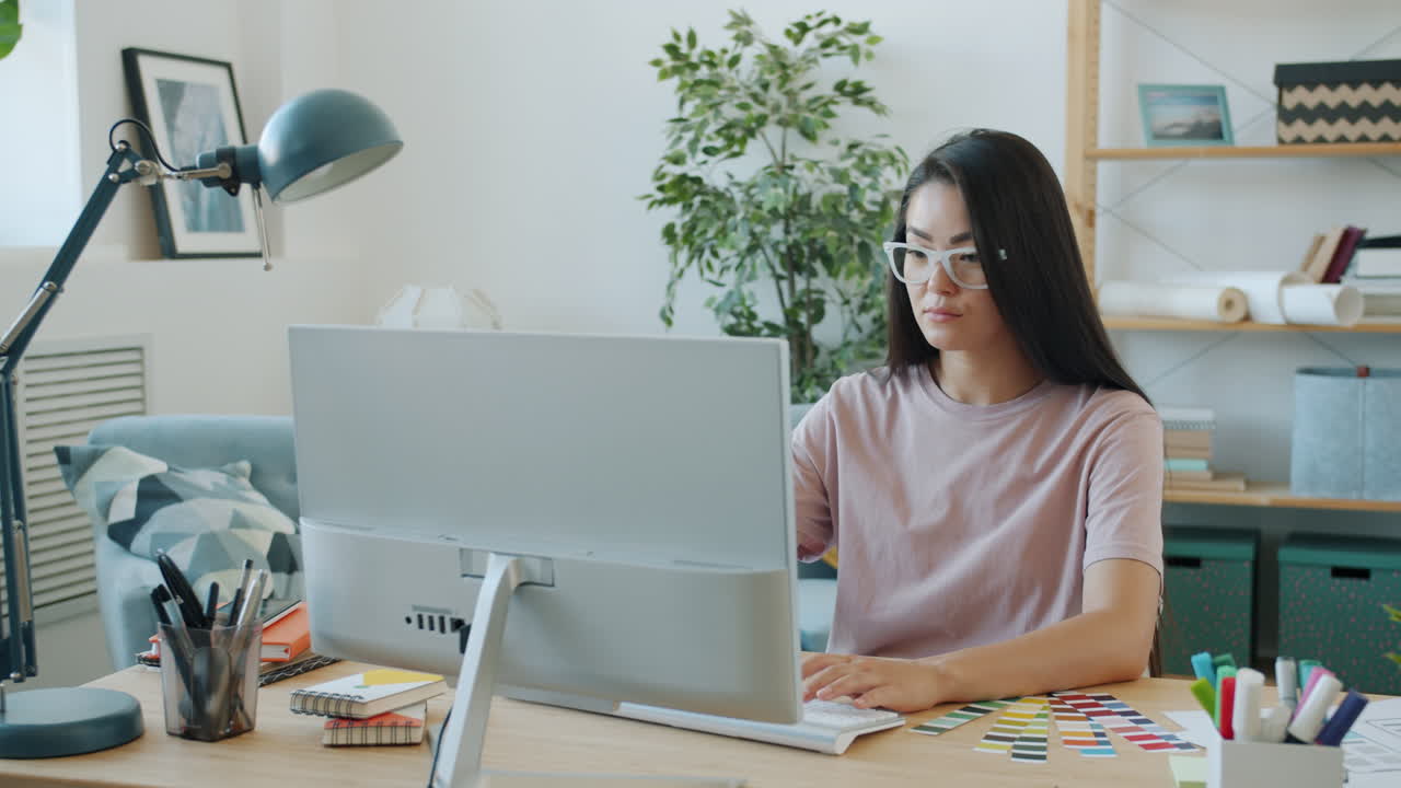 Kvindelig designer arbejder på et designprojekt