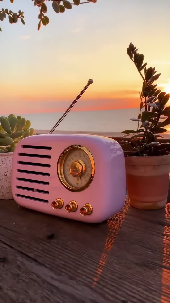 Radio vintage su un tavolo di legno al tramonto, inquadratura dal basso, ideale per un video nostalgico