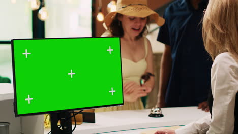 empleado que trabaja con pantalla verde