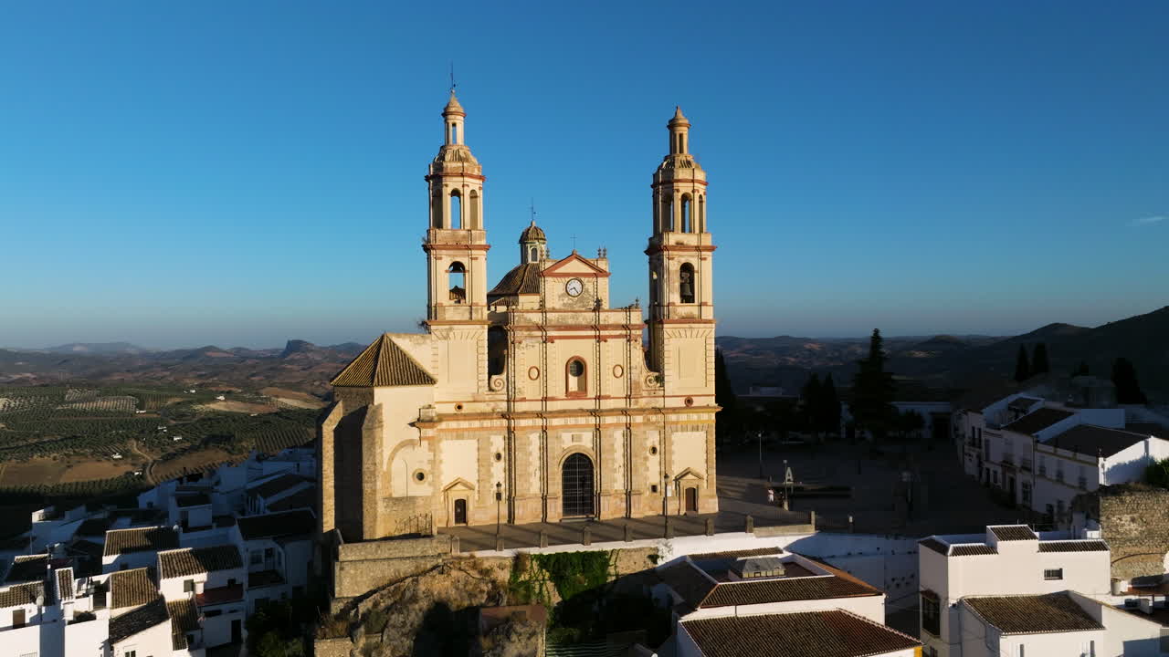 vista exterior de la iglesia de nuestra señora de la encarnación cerca del castillo de olvera al amanecer en