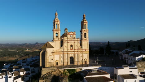 Außenansicht-Der-Kirche-Unserer-Lieben-Frau-Von-Der-Menschwerdung-In-Der-Nähe-Des-Schlosses-Olvera-Bei-Sonnenaufgang-In