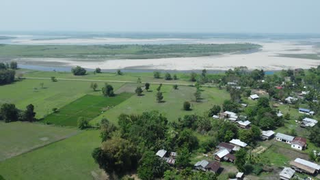 vista de avión no tripulado de la isla fluvial más grande de asia, la isla de majuli