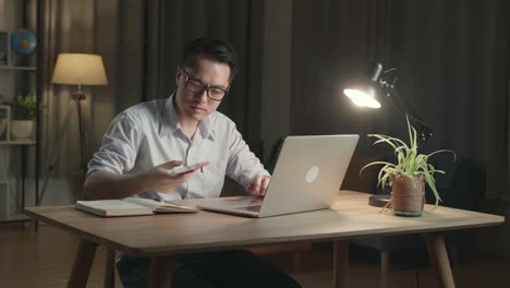 노트북에서 늦은 밤까지 일하는 남자