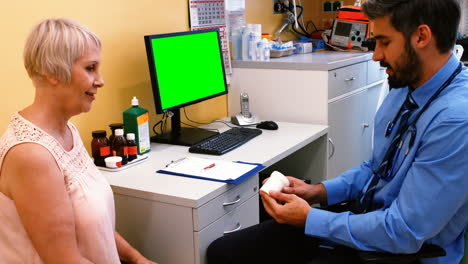 paciente consultando a un médico