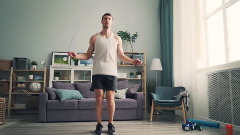 hombre saltando la cuerda en casa