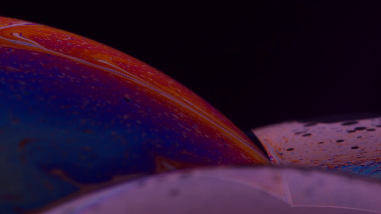 múltiples pigmentos de tinta en movimiento giratorio y pequeñas burbujas que se forman en la superficie