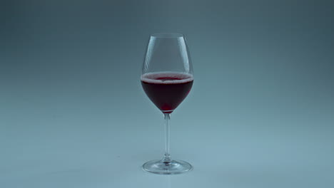 Nahaufnahme-Eines-Fallenden-Rotweintropfens-Aus-Einem-Glas.-Ein-Tropfen-Rose-Plätschert-Im-Sauberen-Kelch