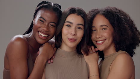 três belas amigas a sorrir e a olhar para a câmara.