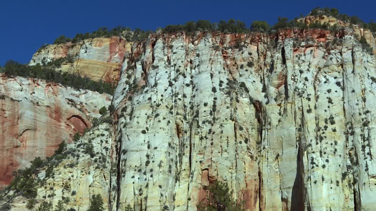 acantilado blanco de piedra caliza erosionada empinada en el cañón del parque nacional zion, utah