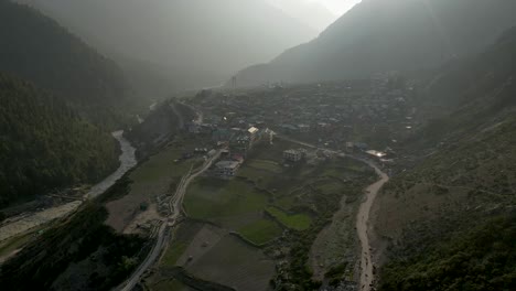 tomada aérea del hermoso valle de chitkul. valle de kinnaur, turismo del valle de spiti.