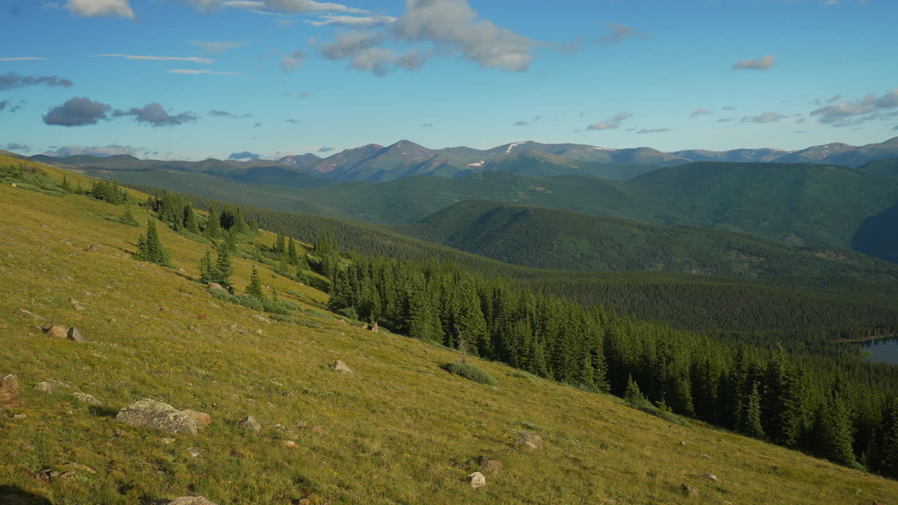 cinematográfica mañana brillante amanecer denver monte evans eco lago chicago lagos 14er rango de frente a los pies de las montañas rocosas i70 idaho manantiales evergreen squaw pasar cámara lenta pan de viento a la derecha