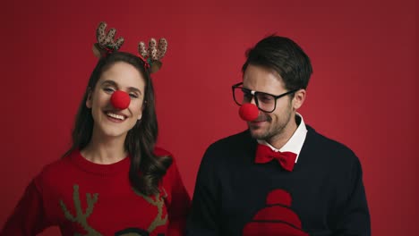 Mujer-Nerd-Coqueteando-Con-Un-Hombre-Tímido