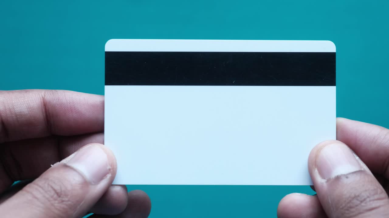 manos con una tarjeta de crédito en blanco