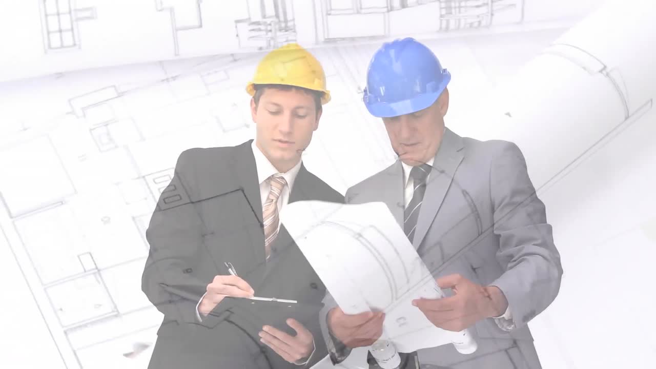 arquitectos discutiendo planes de construcción