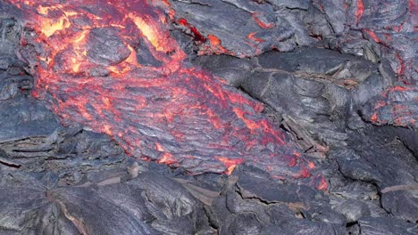 lava caliente que fluye de la erupción de un volcán activo fagradalsfjall en islandia