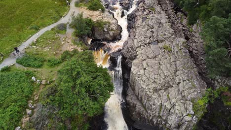 Cascada-De-Alta-Fuerza-En-Middleton-in-teesdale,-Condado-De-Durham,-Imágenes-Aéreas-De-Drones-4k-Hd