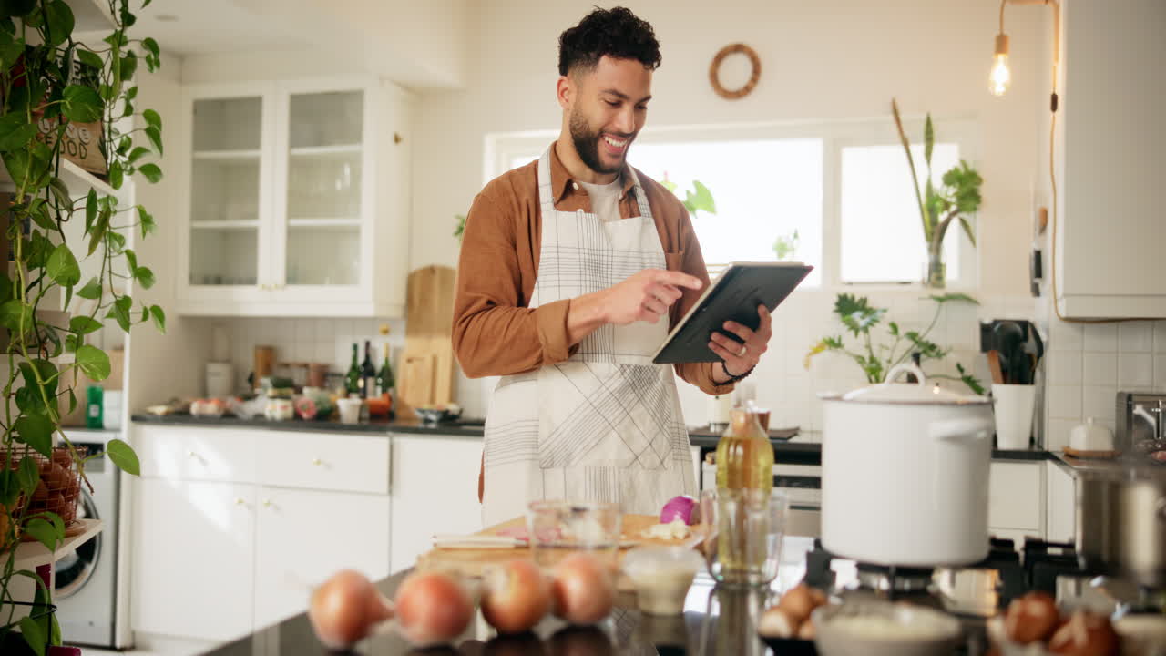 hombre cocinando en la cocina