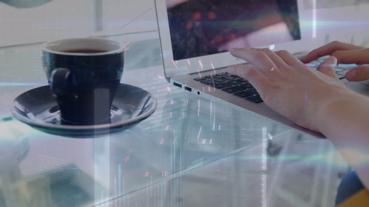 노트북을 사용하는 사람 위의 데이터 처리 애니메이션