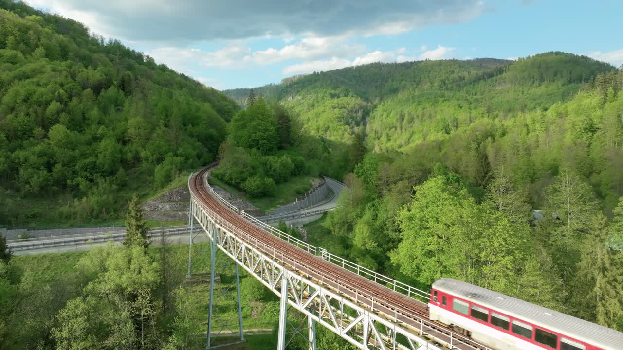 un viaje en tren panorámico sobre un puente de montaña de hierro alto, viejo