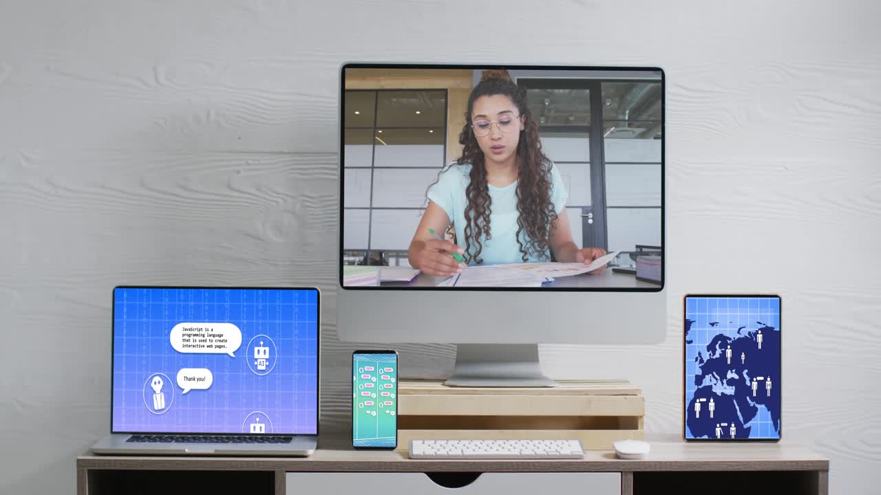 컴퓨터 화면, 전자 장치에서 화면에서 채팅하는 두 인종의 여성의 구성