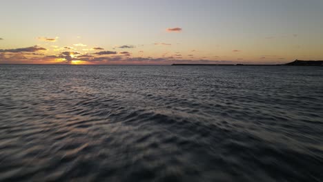 Vista-Aérea-De-Las-Olas-Del-Océano-Al-Atardecer