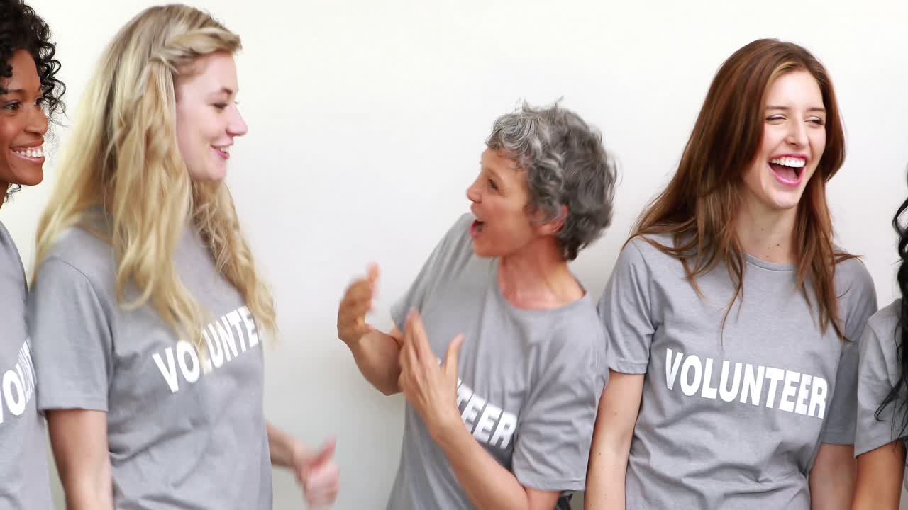 행복한 여성 자원봉사자 모임