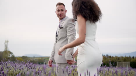 Boda,-Tomados-De-La-Mano-Y-Feliz-Pareja-Caminando