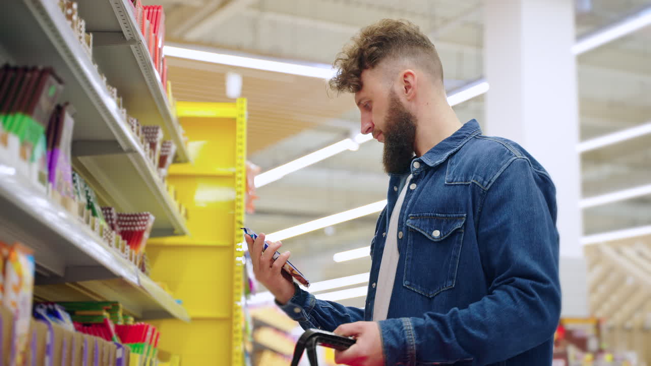 hombre comprando bocadillos en un supermercado