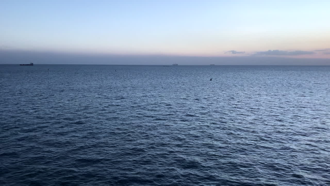 미풍 저녁에 바다 수평선에 일몰