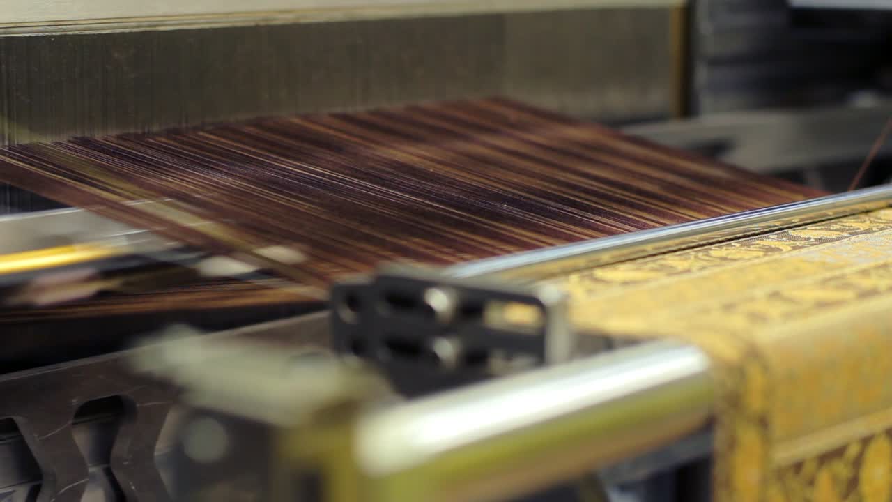 Vævemaskine til tøj på tekstilfabrik. Tekstilindustri.