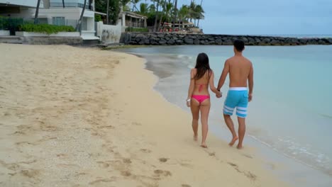 Pareja-Caminando-Por-La-Playa-4k