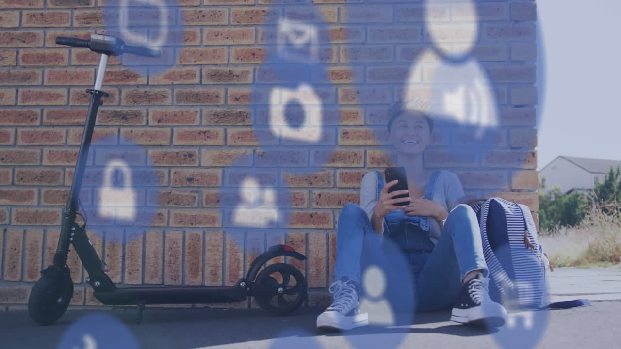 스마트폰을 사용하는 두 인종 여성에 대한 소셜 미디어 아이콘의 애니메이션