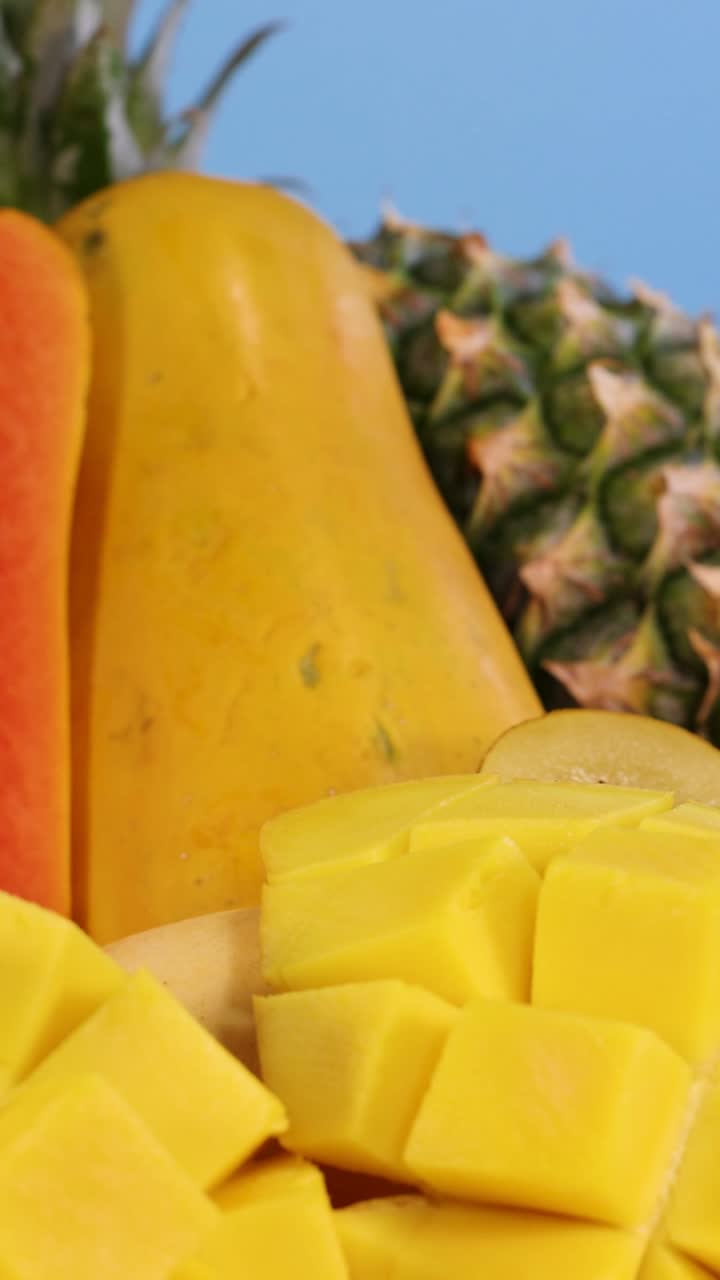 파란색 배경 에 배열 된 여러 가지 과일