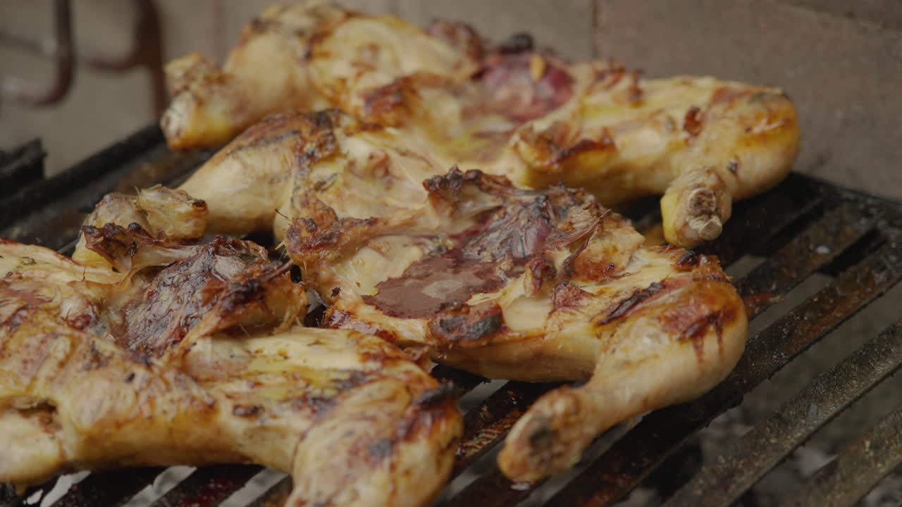 Pollo alla griglia che cuoce su un barbecue