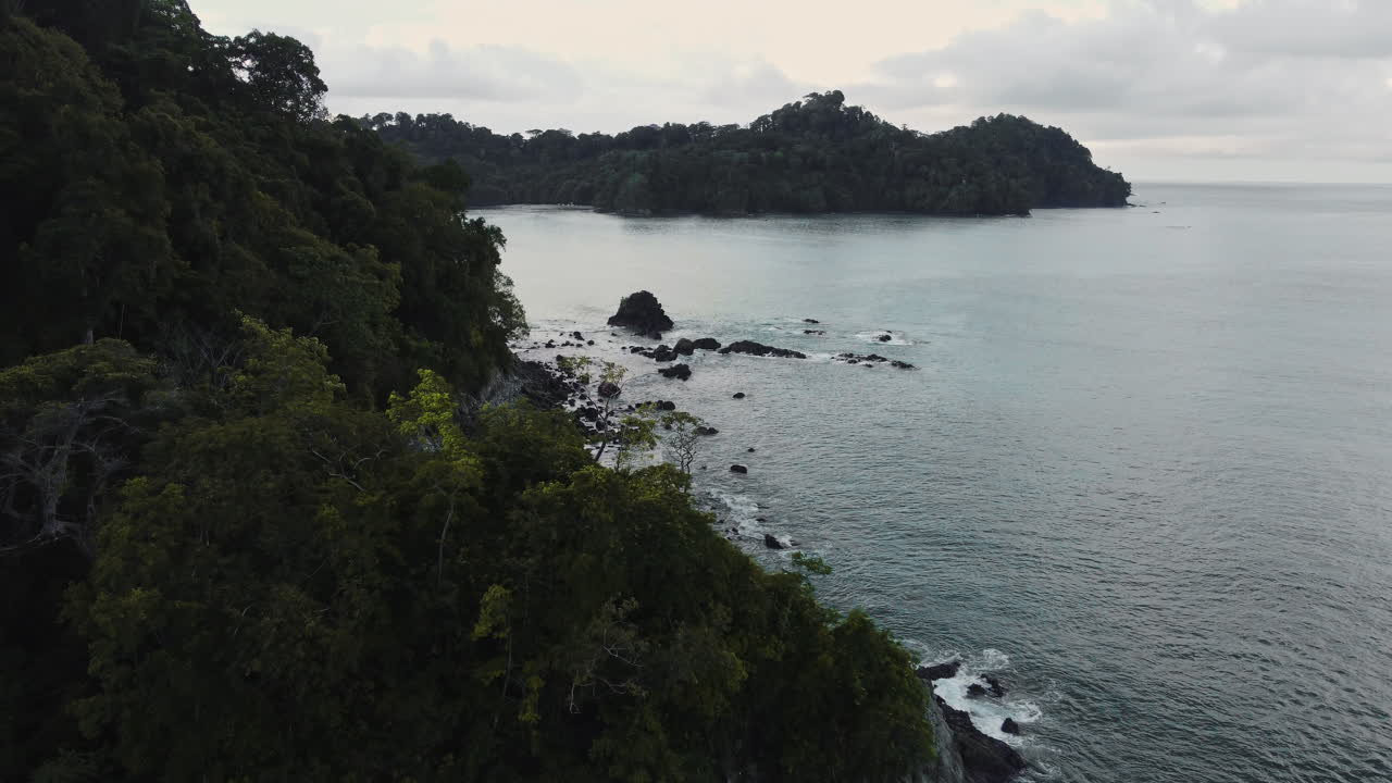 un dron revela el paisaje panorámico en la playa de manuel antonio, costa rica