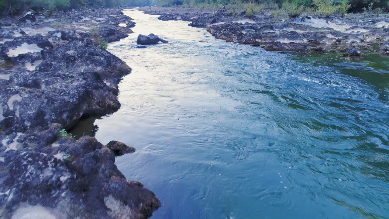 슬로베니아 남쪽의 콜파 강 표면 가까이에서 공중 비행