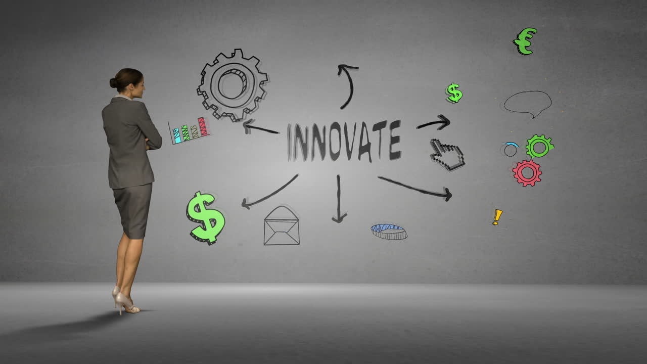 mujer de negocios mirando a la pared con una tormenta de ideas innovadoras