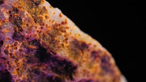 intrincados detalles de la superficie del cristal de amatista púrpura contra un fondo oscuro
