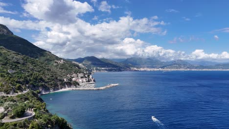 Impresionante-Panorama-Aéreo:-Costa-De-Amalfi-Rodeada-Por-El-Mar-Tirreno,-Majestuosas-Montañas-Y-Flora-Verde,-Italia,-Europa,-Región-De-Campania