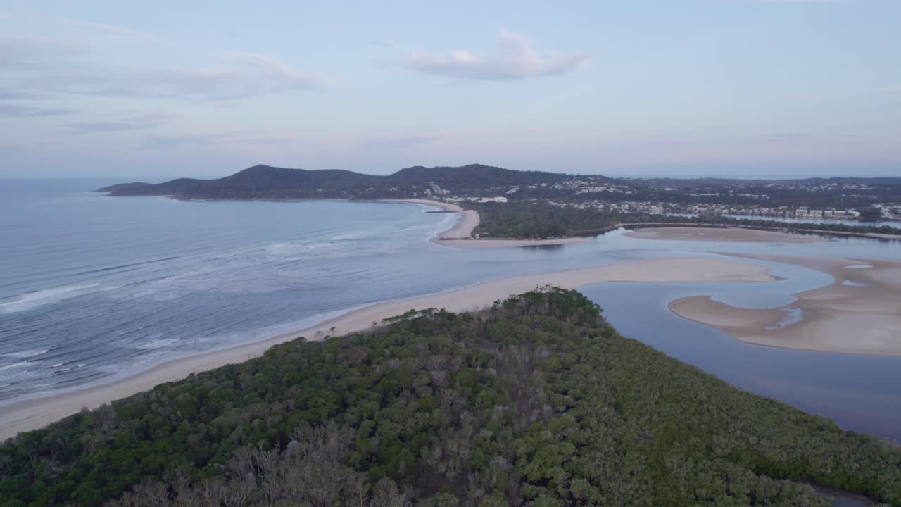 vista panorámica de la laguna y la playa de noosa en queensland, australia - toma aérea de drones
