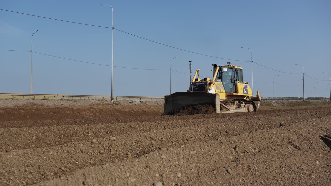 бульдозер, работающий на строительстве шоссе