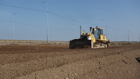 excavadora que trabaja en la construcción de carreteras