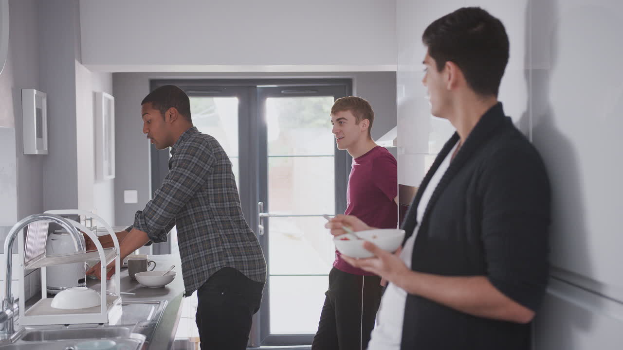 남성 대학생 들 의 그룹 이 공동 주택 의 부 에서 함께 놀고 있다